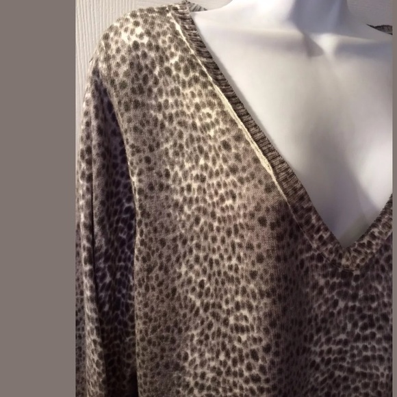 CHICO’S Animal Print VNeck Sweater Gray White Knit VNeck Rabbit Hair Spotted - Picture 4 of 9